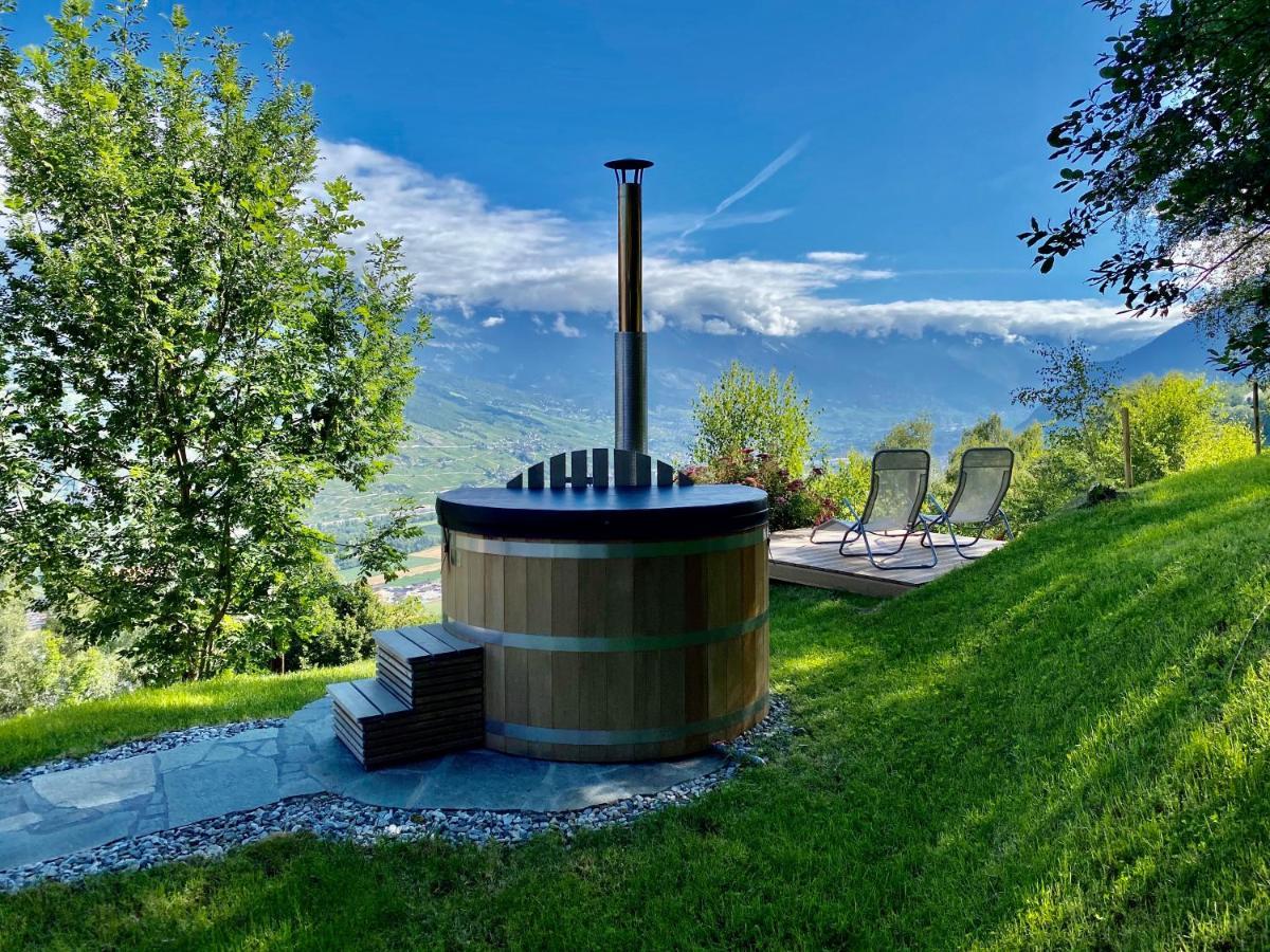 Eco Lodge With Jacuzzi And View In The Swiss Alps Grone Екстер'єр фото