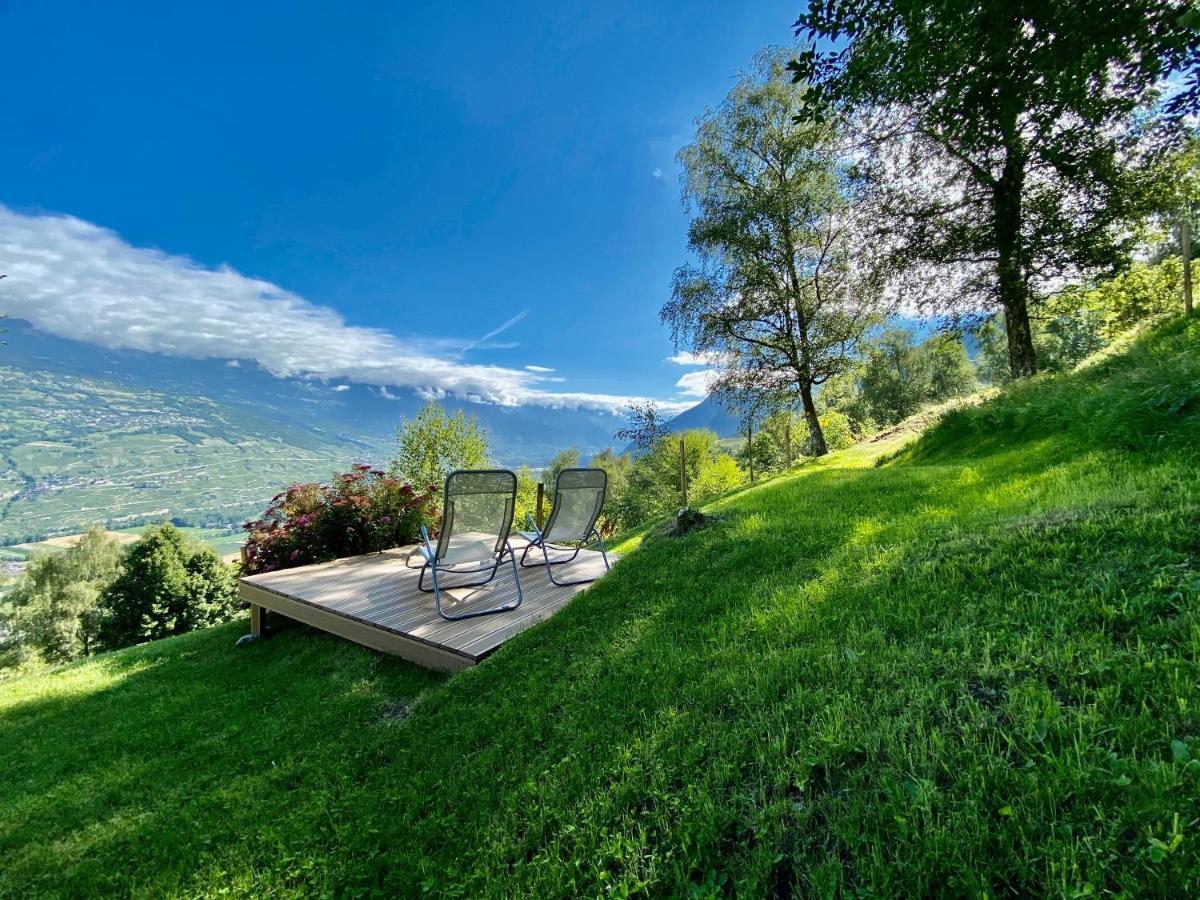 Eco Lodge With Jacuzzi And View In The Swiss Alps Grone Екстер'єр фото