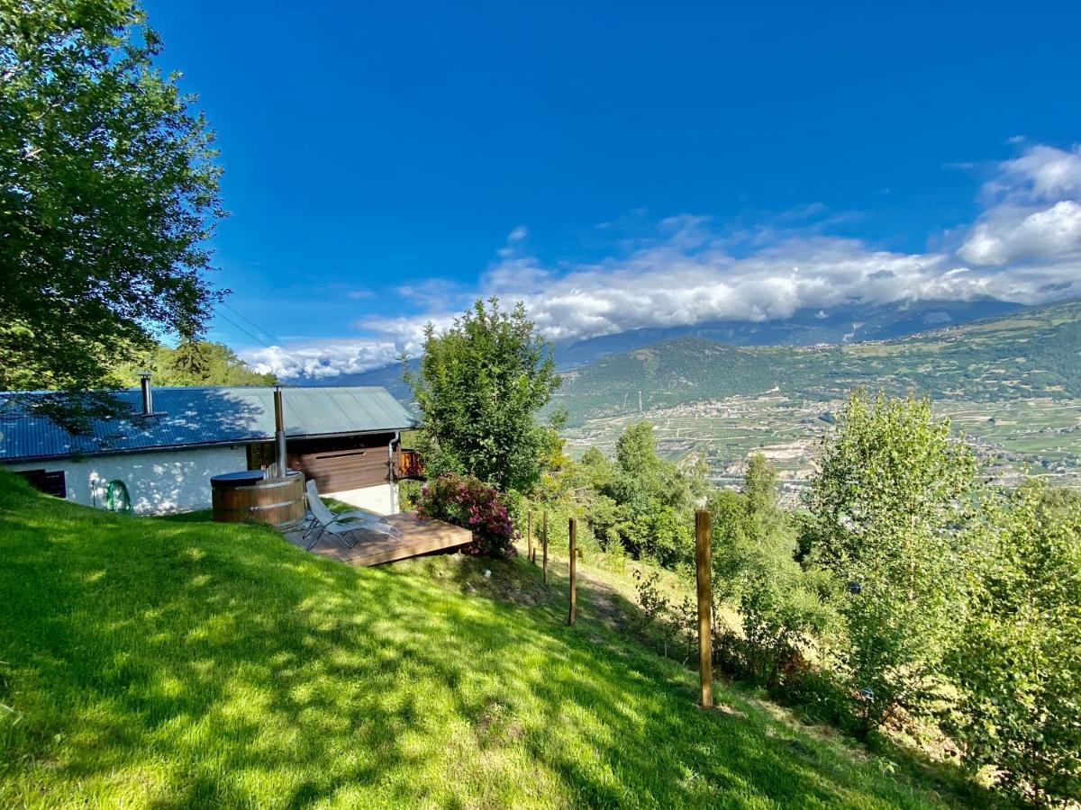 Eco Lodge With Jacuzzi And View In The Swiss Alps Grone Екстер'єр фото