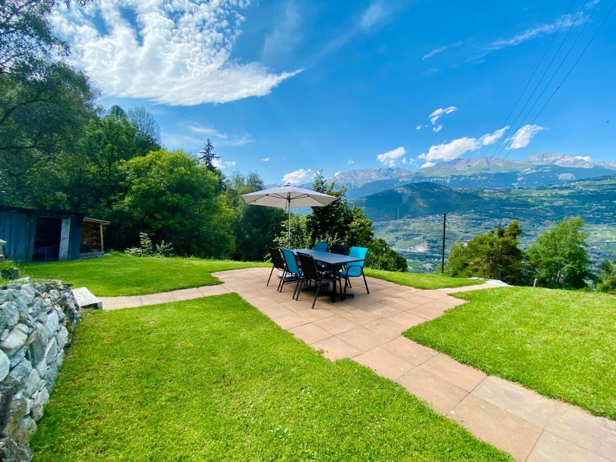 Eco Lodge With Jacuzzi And View In The Swiss Alps Grone Екстер'єр фото